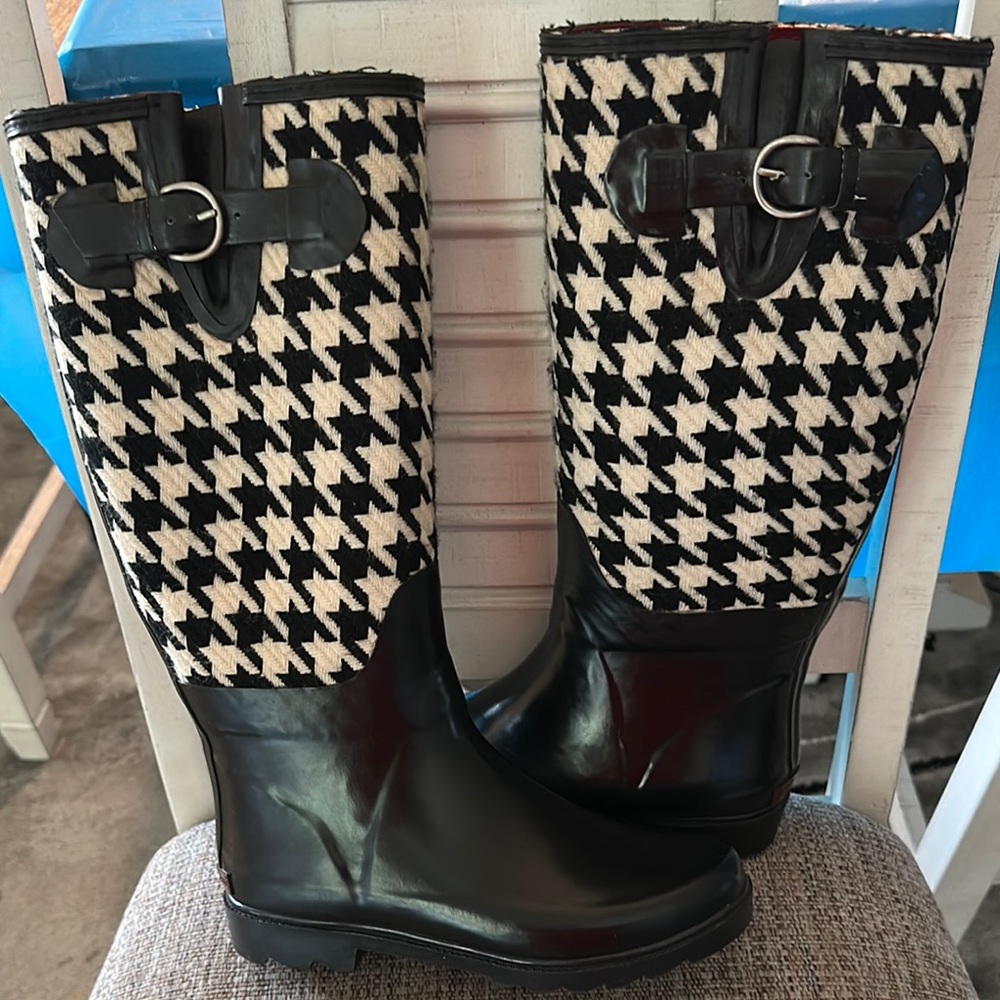 Banana Republic Houndstooth Winter Boots Black and White GUC SZ 6